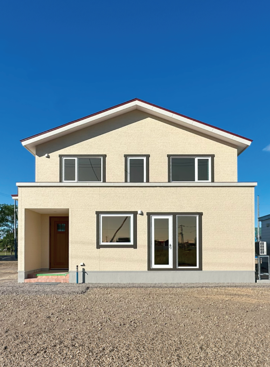 ナチュラルで可愛い三角屋根のお家