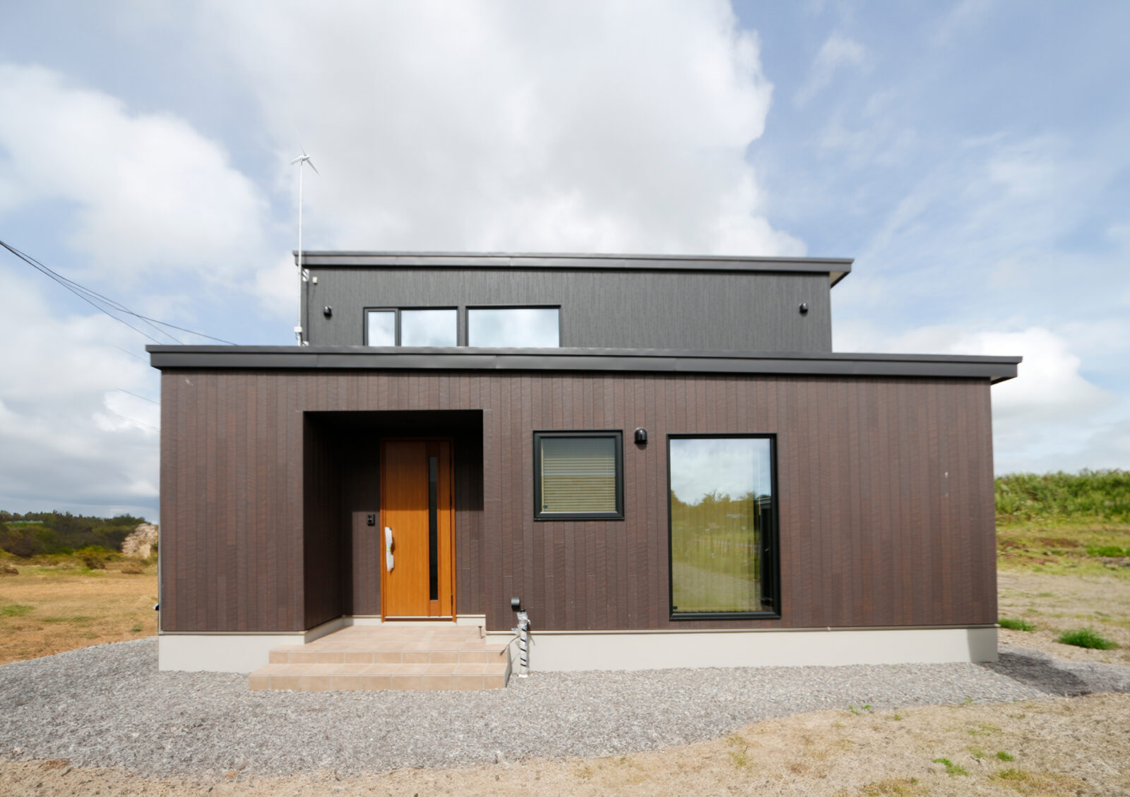 木目×黒の大人モダンな家