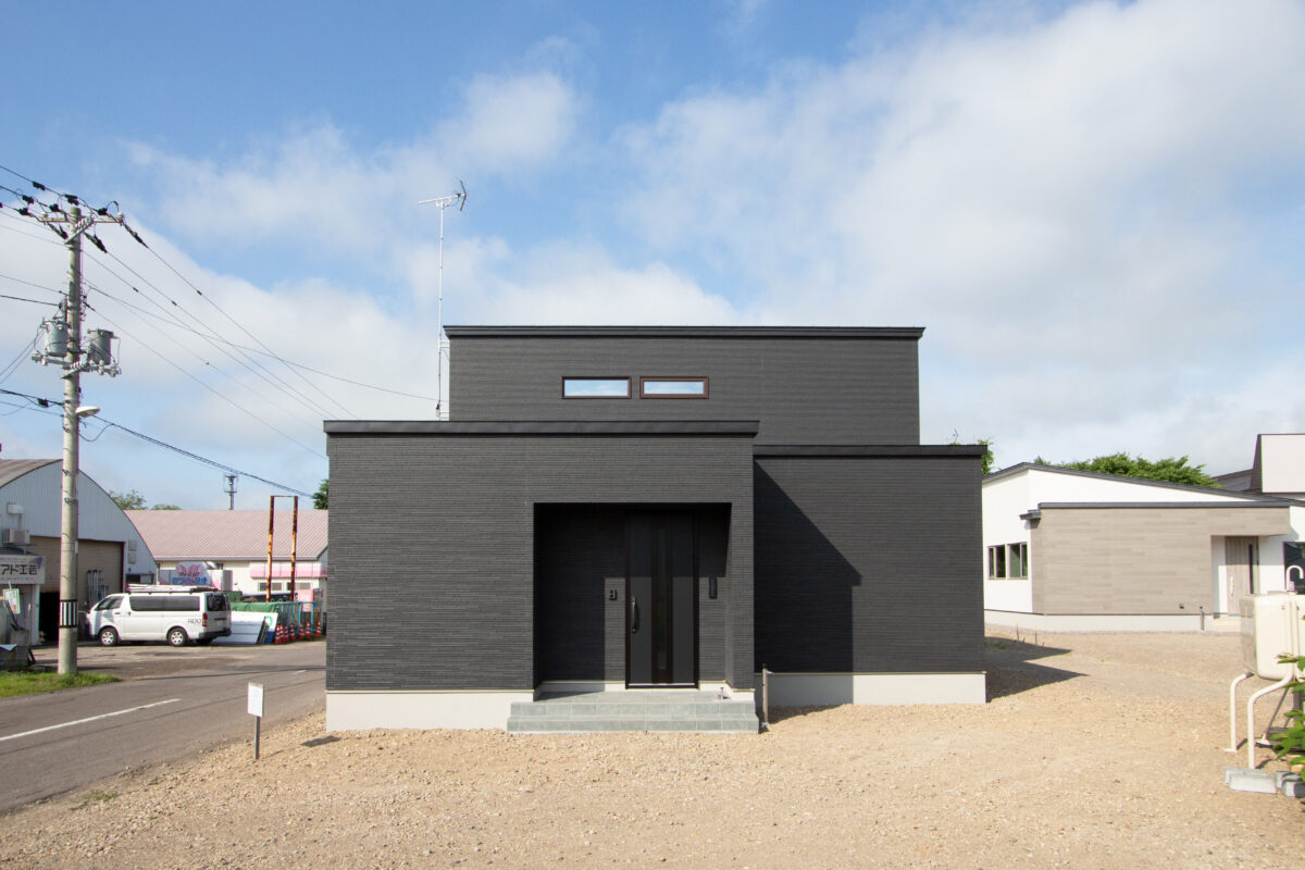 20代が建てた　白×黒の家/中標津/新築住宅/注文住宅