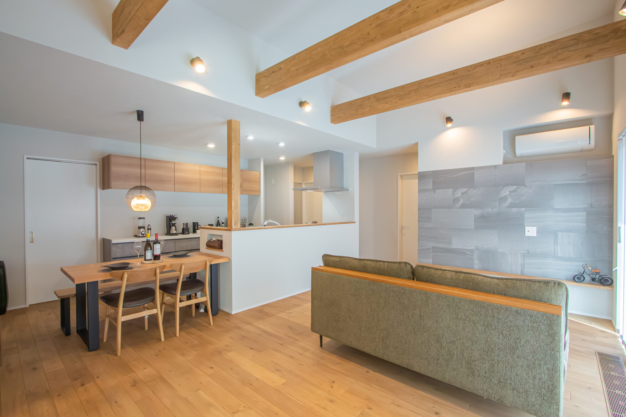 北見市】新モデルハウス /吹き抜け以上の開放感。勾配天井リビングの